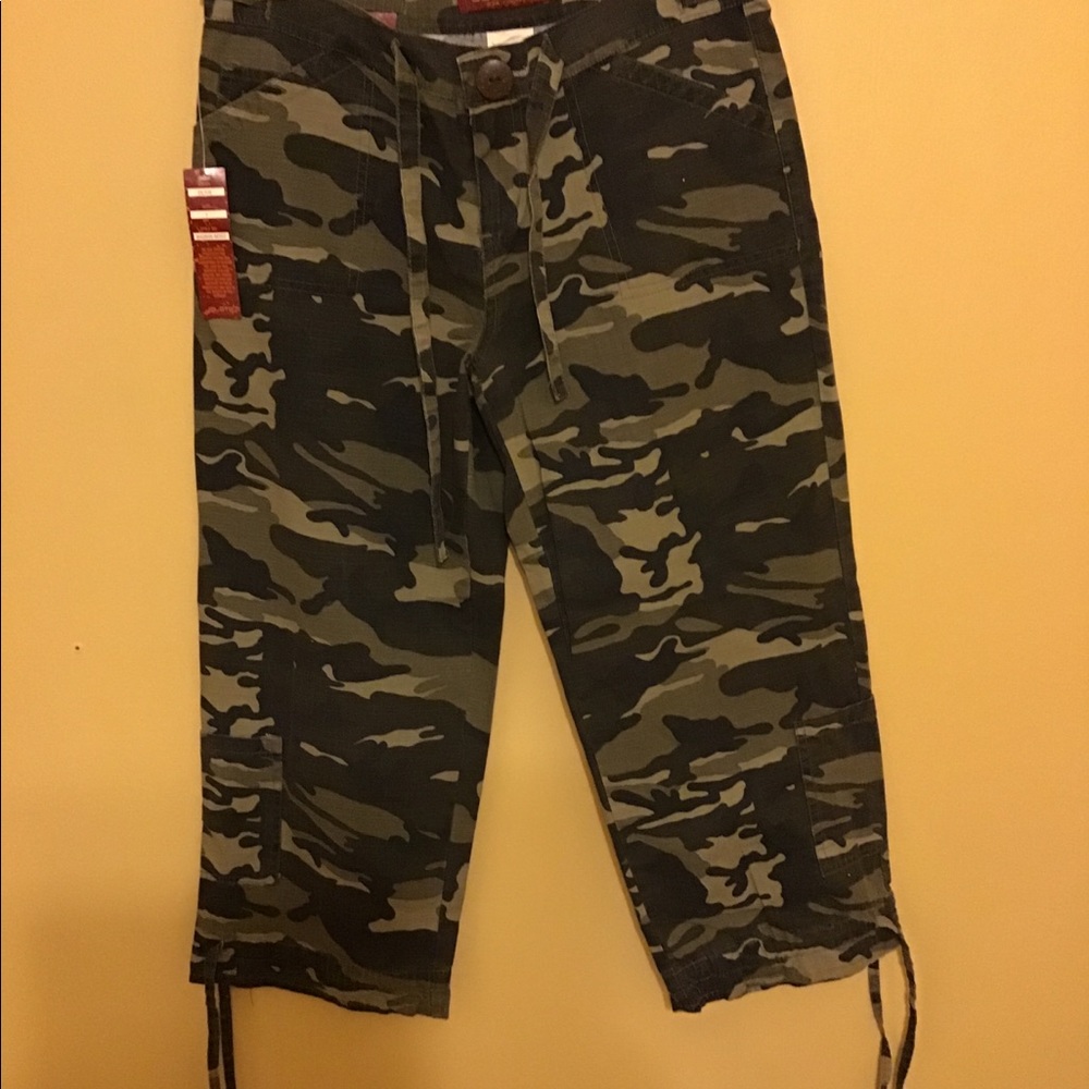 JALATE  Camouflage Capri  size 7 Juniors